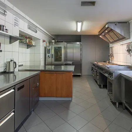 D.w Teresa Ζακοπάνε